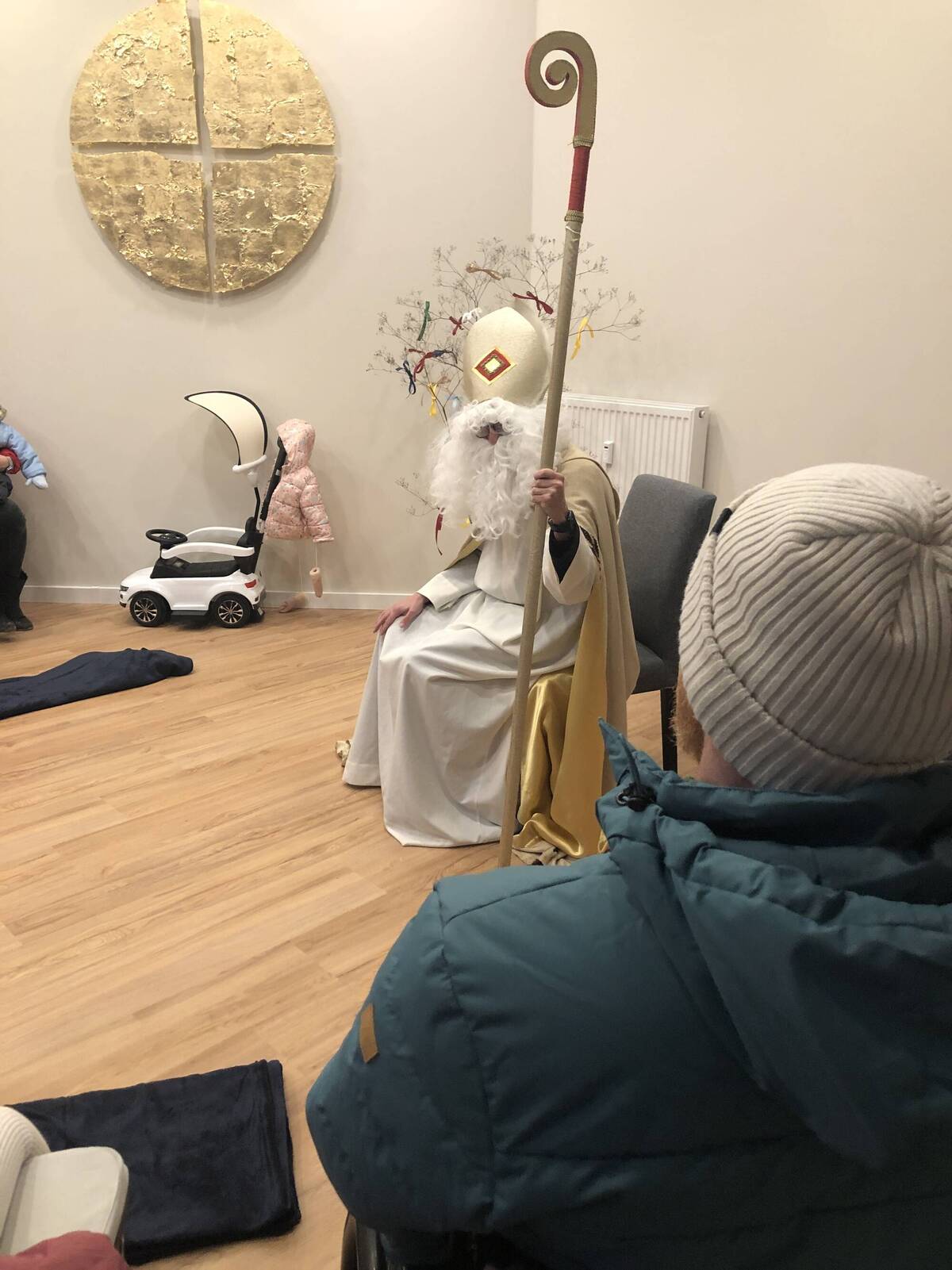 Nikolaus sitzt auf einem Stuhl im Raum der Stille