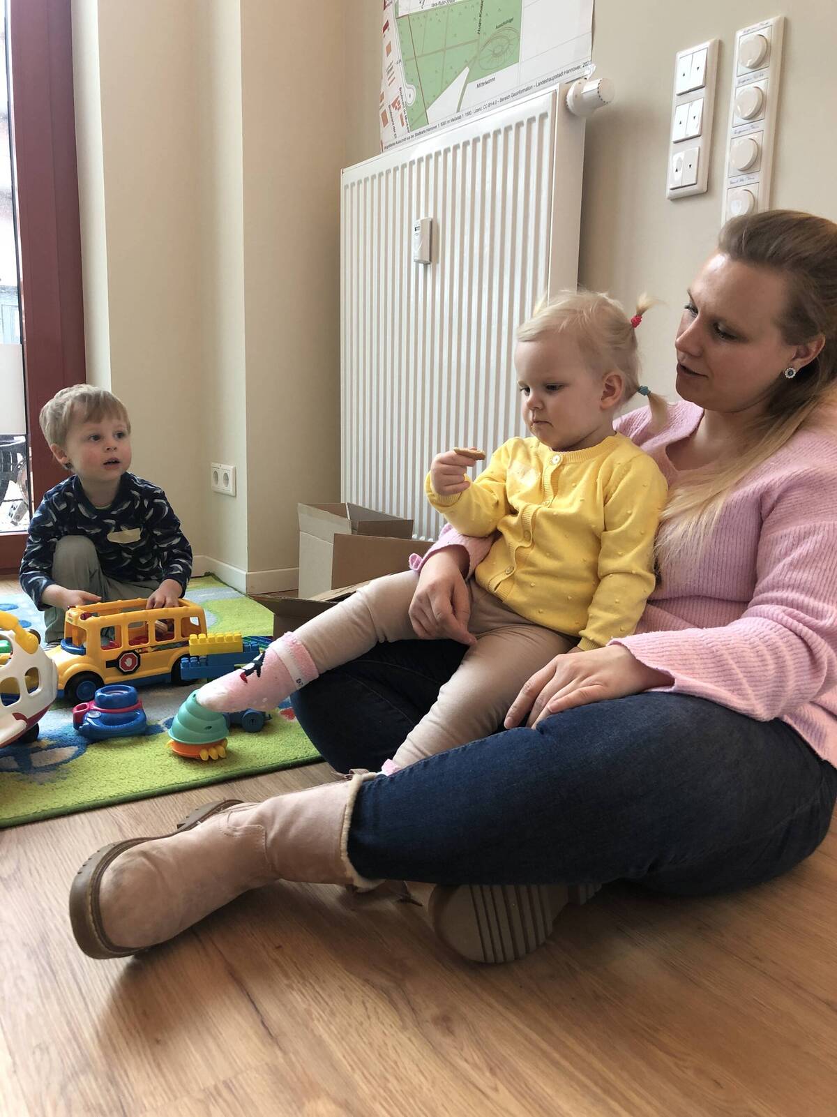 Kinder und Mutter beim Spielen
