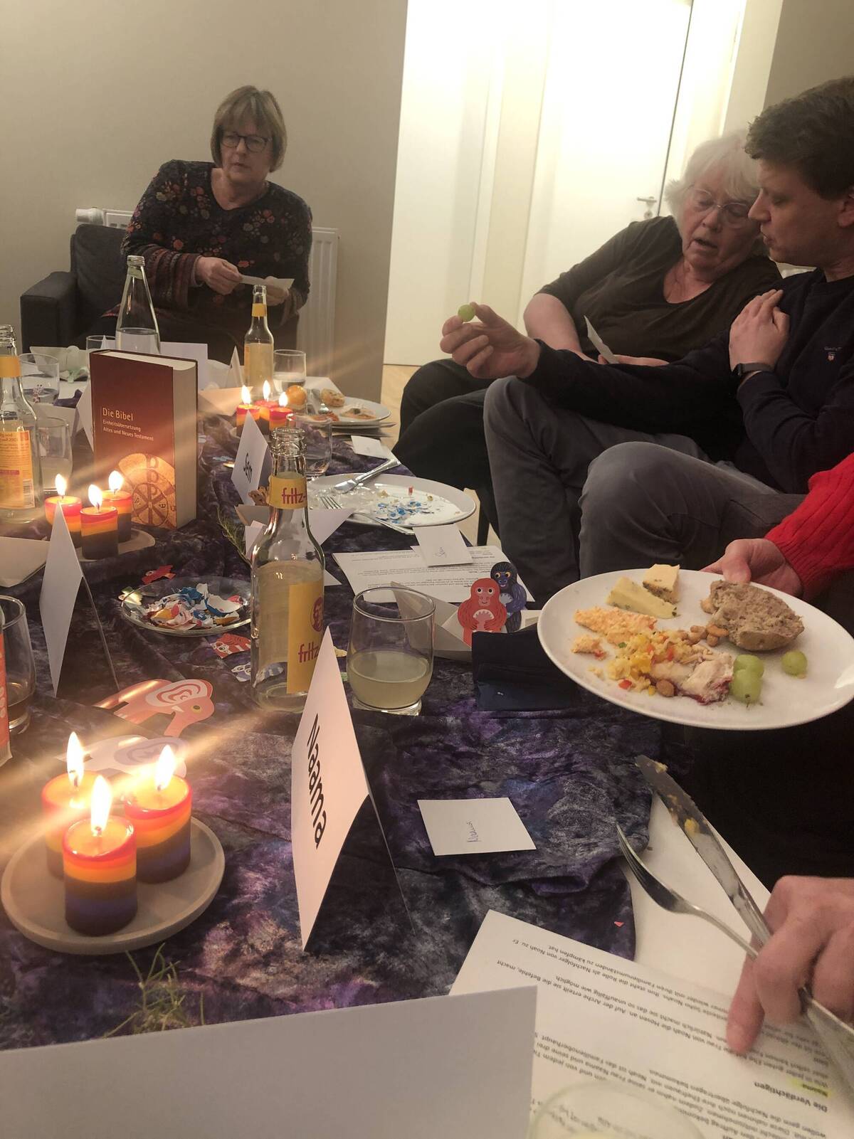 Dekorierter Tisch mit Mitspielern